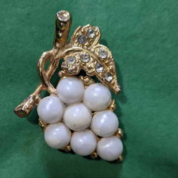 Vintage broche grapes metallic gold tone and pearl tone - Picture 10 of 16
